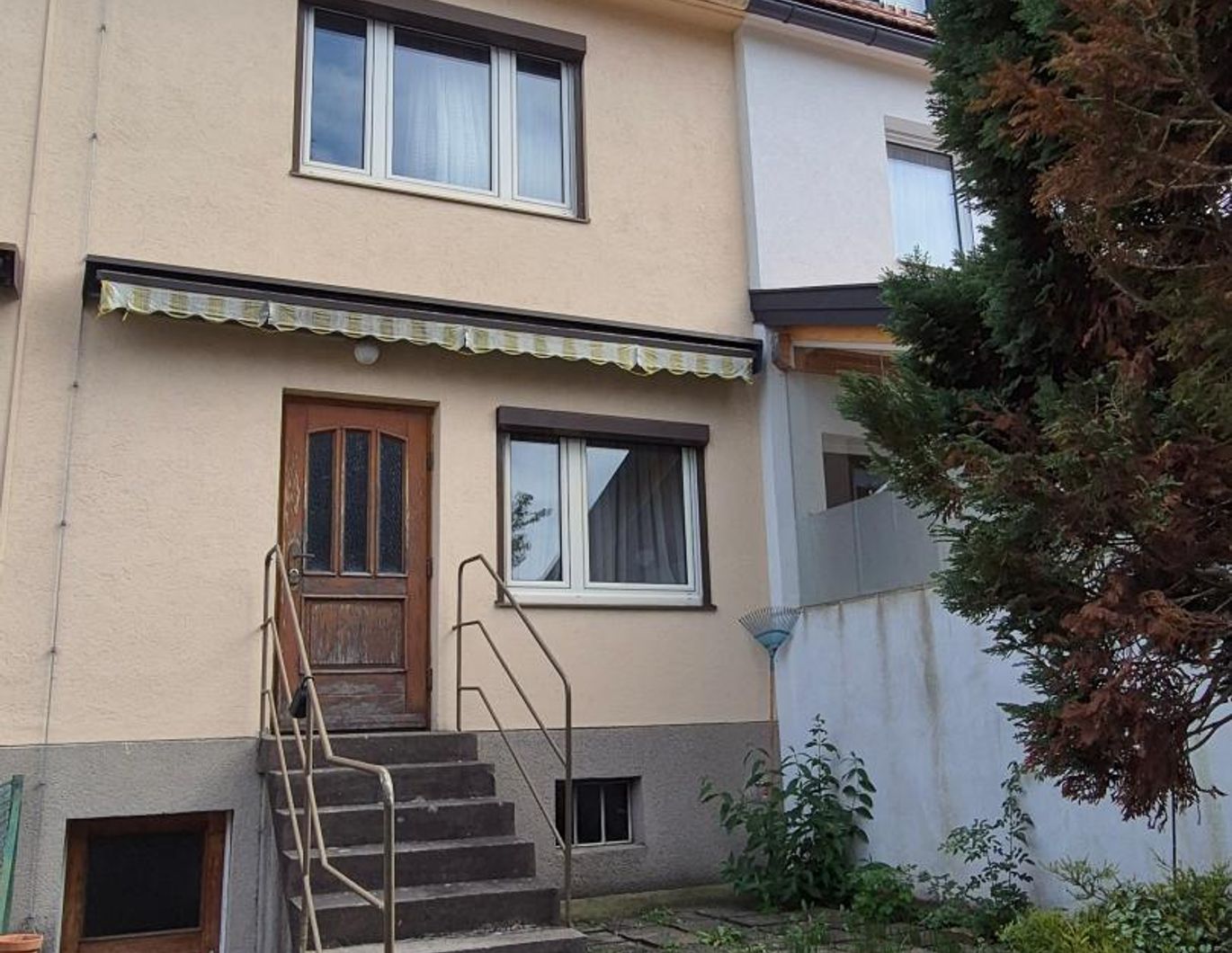 Renovierungsbedürftiges Mittelreihenhaus