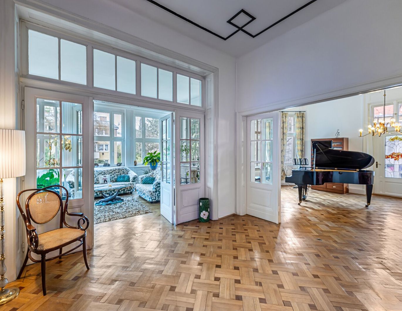 Altbau-Residenz I Böcklinstraße I Wohnsalon/Klavier/Konzertzimmer I historische Veranda & Bleiglasfenster I Lift