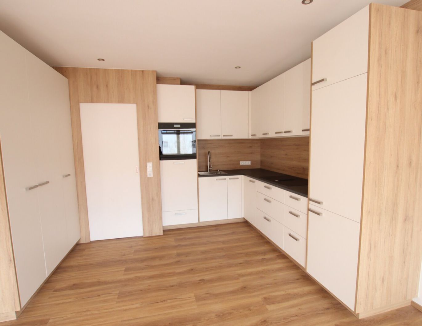 Neu sanierte sonnige 2 Zimmer Wohnung mit Balkon in Viktring - Siebenbürgengasse