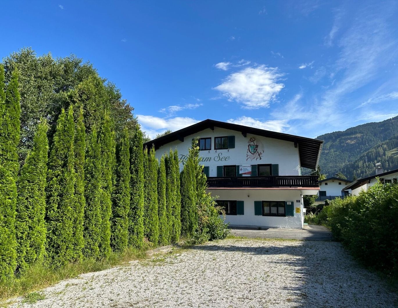 Altbestand auf einzigartigem Grundstück, nur durch Uferstraße vom Zeller See getrennt!