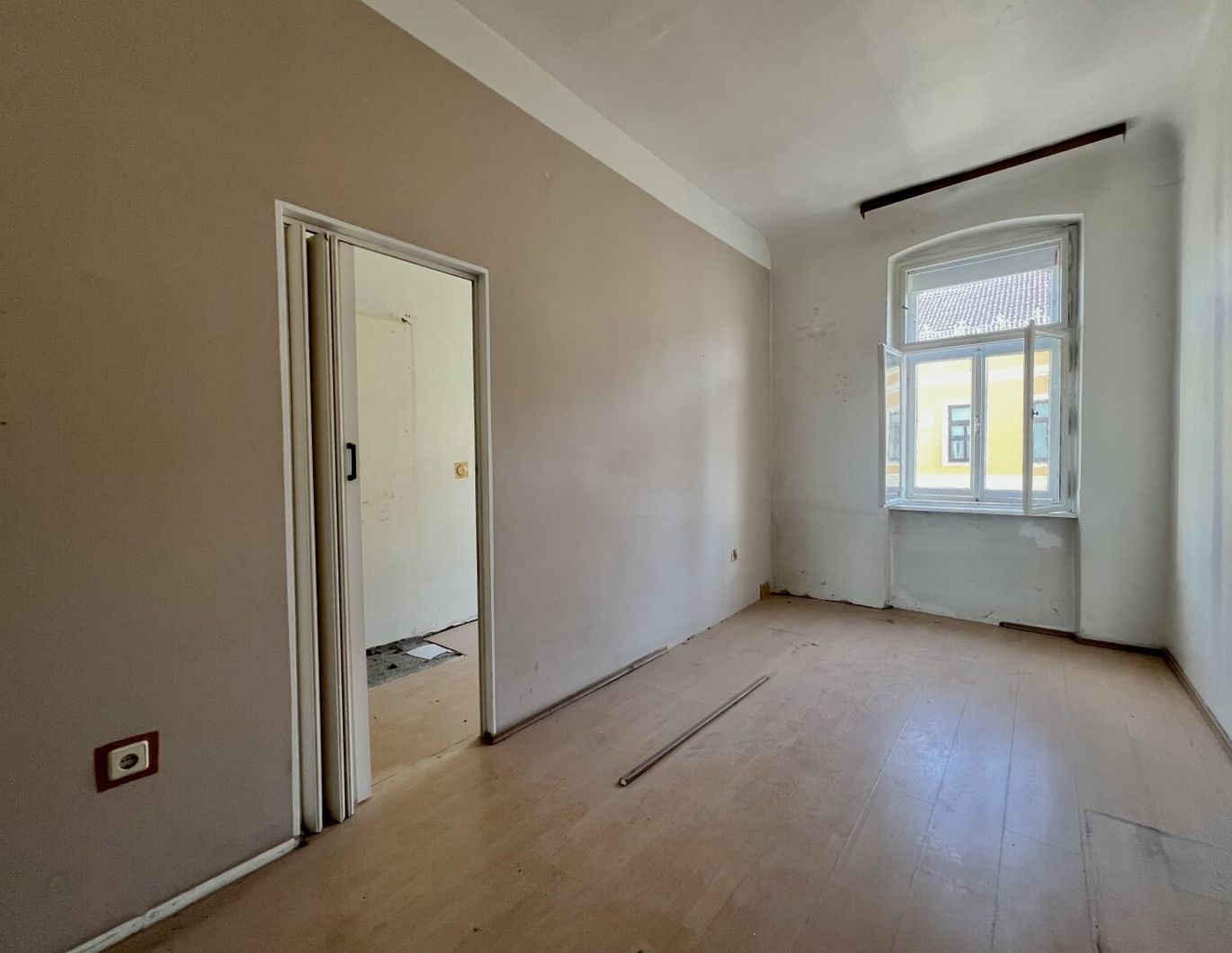 Helle Altbau-Garconniere mit gutem Grundriss!