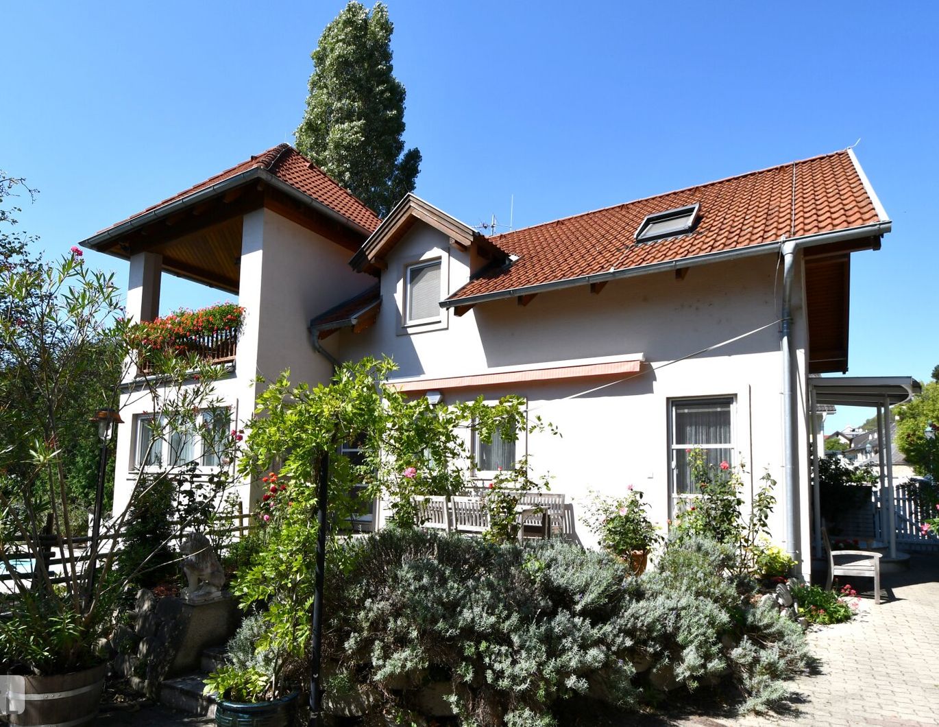 Gepflegte Villa in Langenzersdorf: 1.500 m² Grundstück, Pool, Garage mit 6 Stellplätzen