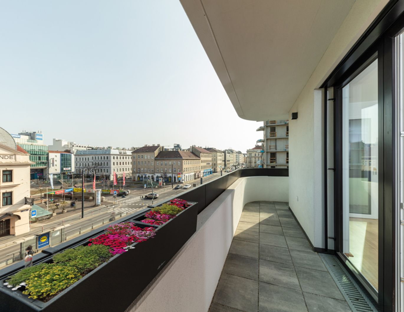 4 Zi. mit Terrasse u. drei Ausrichtungen! Nähe Hauptbahnhof - Neubau Erstbezug mit Öffi Jahreskarte
