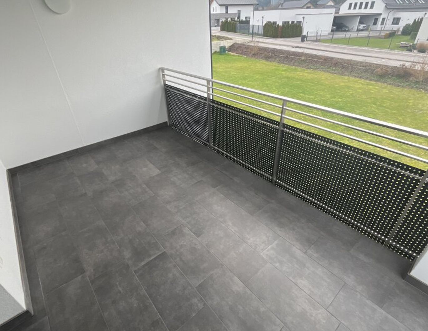 Bestens aufgeteilte, neuwertige 2-Zimmer-Wohnung mit Loggia, möblierter Küche und Carport in St. Martin i.I.