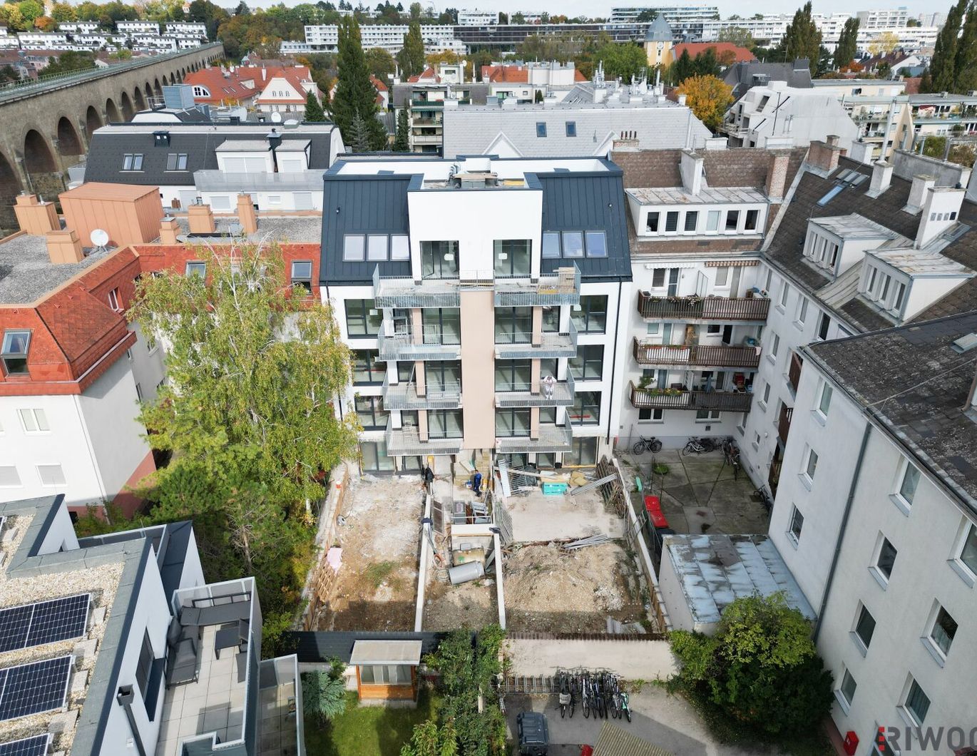 Heller Erstbezug | Hofseitige 2-Zimmerwohnung mit Balkon | Luftwärmepumpe | nähe Liesing & Riverside | Fertigstellung 1Q2026