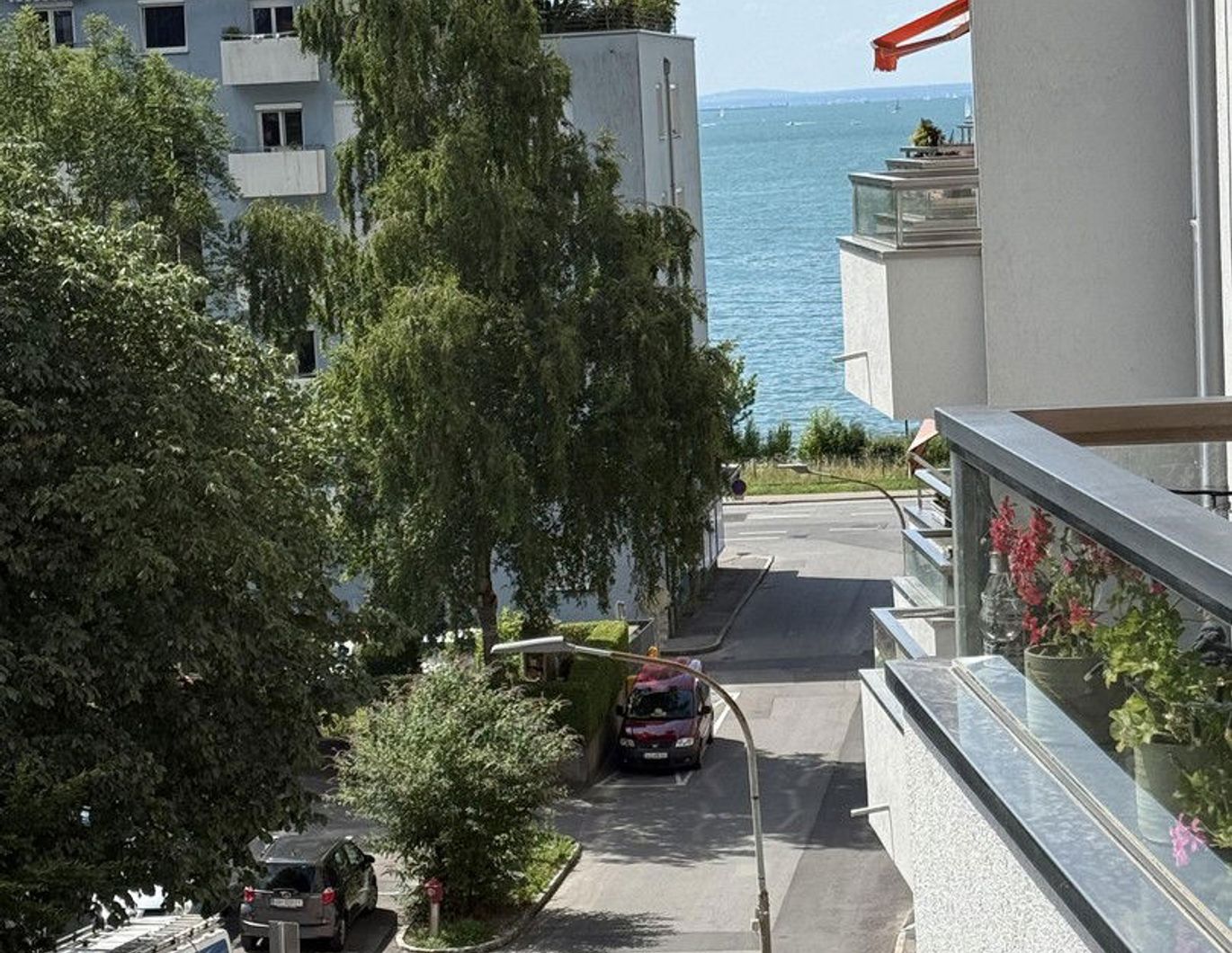 Moderne neuwertige 2 Zimmer Wohnung mit Seeblick