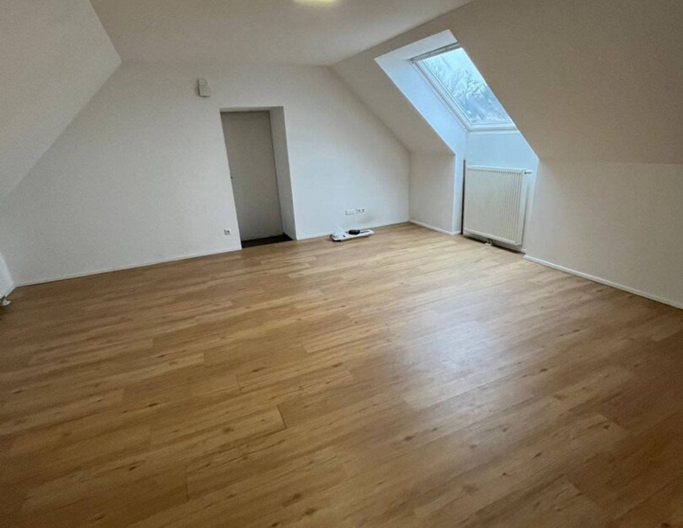 Hoch über den Dächern: Charmante Dachgeschosswohnung mit Ausblick ins Grüne im Bezirk Liebenau zur Miete