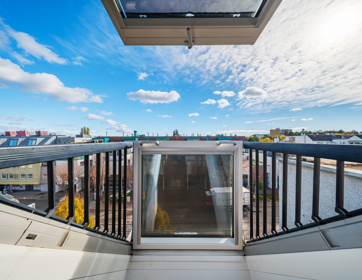 TOPPREIS! Fantastische Dachwohnung auf einer Ebene mit allen Features die man sich wünscht! Hohes Maß an Privatsphäre!