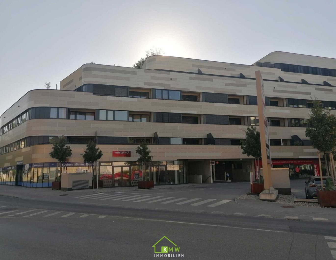 Lichtdurchflutete, moderne 2 Zimmer Wohnung mit Terrasse und Tiefgaragenplatz