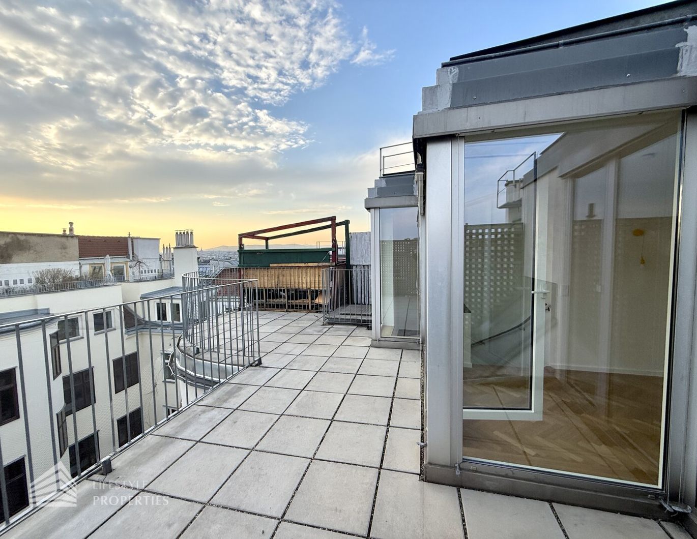 Helle 3-Zimmer Maisonette mit Galerie und Terrasse, Nähe Draschepark