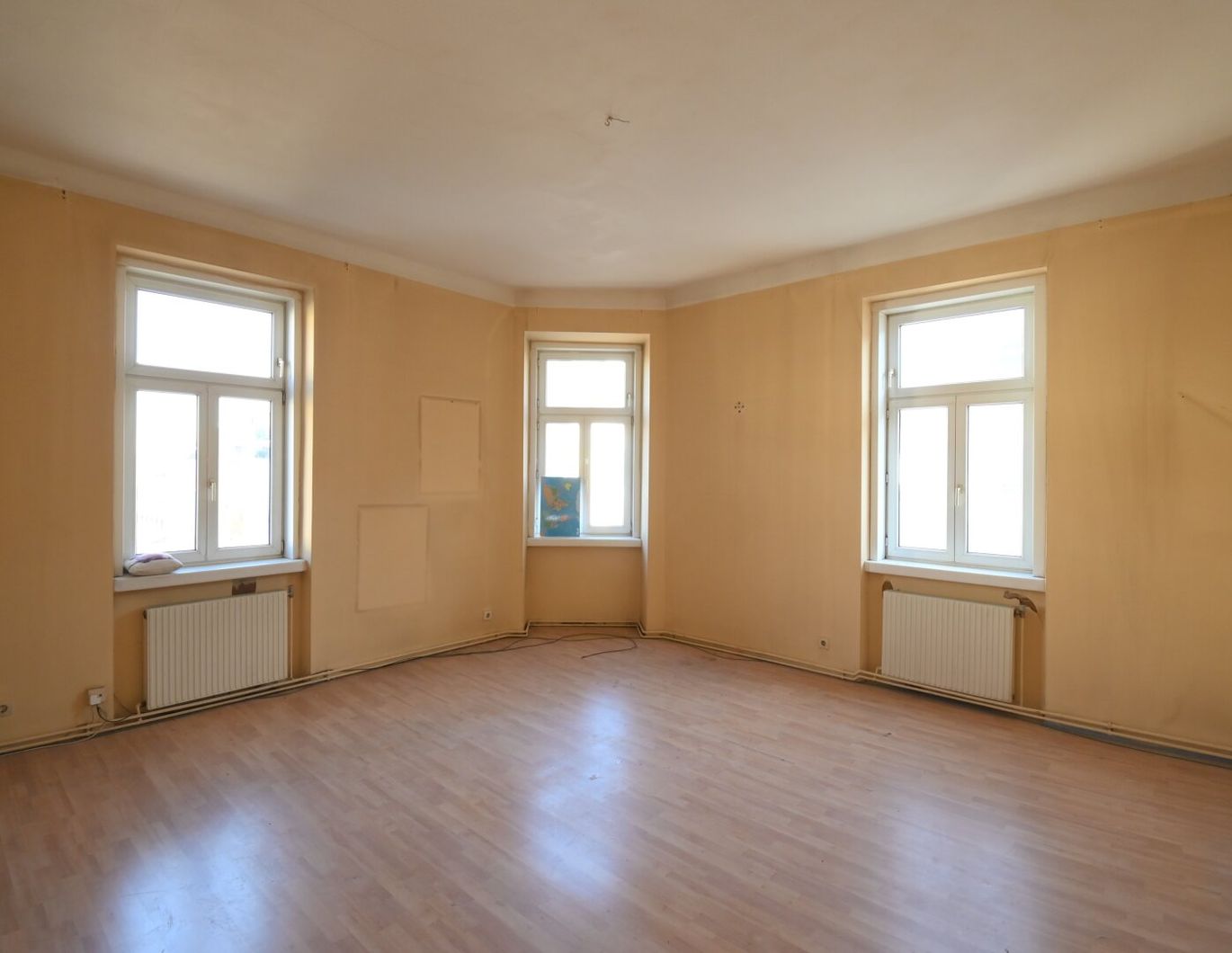 ++F22++ 4-Zimmer ALTBAUWohnung - viel Potenzial in einem fantastischem Haus