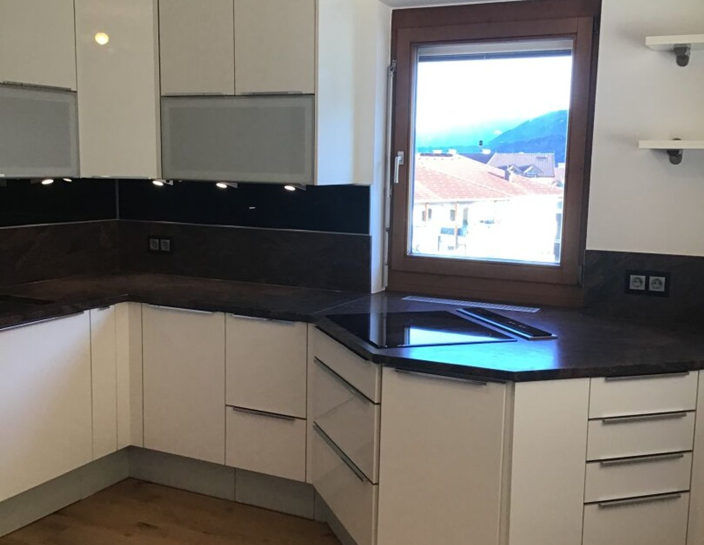 Frisch renovierte 4-Zimmer-Wohnung im Dachgeschoss mit großem Balkon nur € 375.000.- inklusive Tiefgarage !