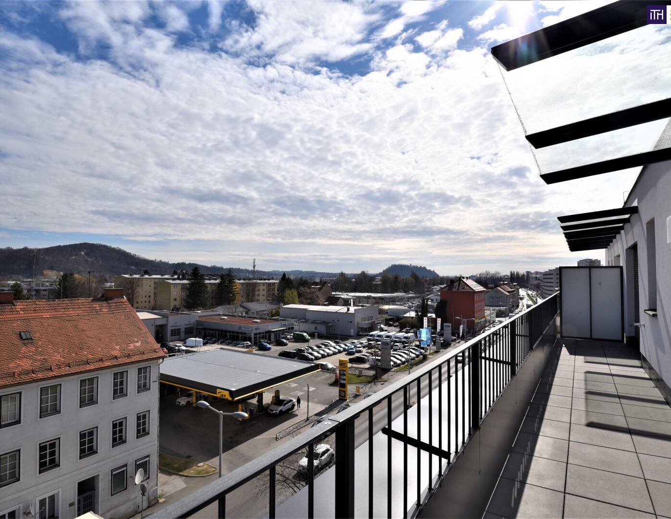 Ihr Traum-Penthouse in Graz-Gösting wartet! Lassen Sie sich von atemberaubendem Schlossbergblick, einer großzügigen Dachterrasse und Komfort mit Tiefgarage und Kellerabteil verzaubern.