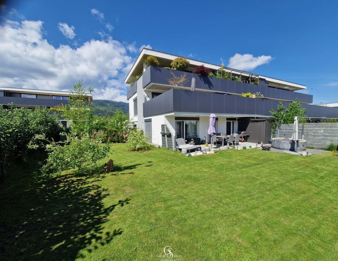 Moderne Neubauwohnung mit großem Garten: 3 Zimmer, Terrasse und Carports!
