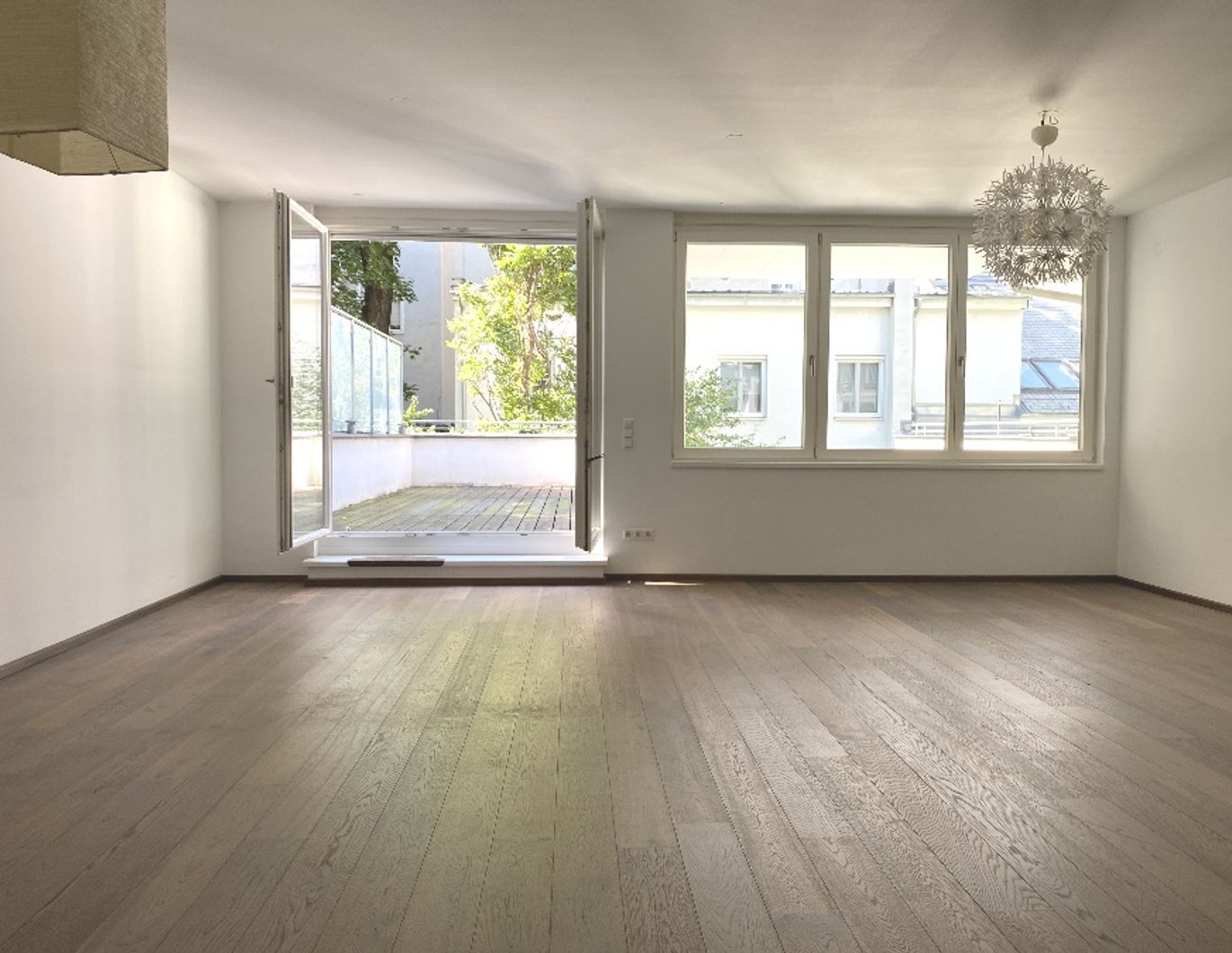 MODERNE 4 ZIMMER TERRASSENWOHNUNG INKL. GARAGE IM PIARISTENVIERTEL