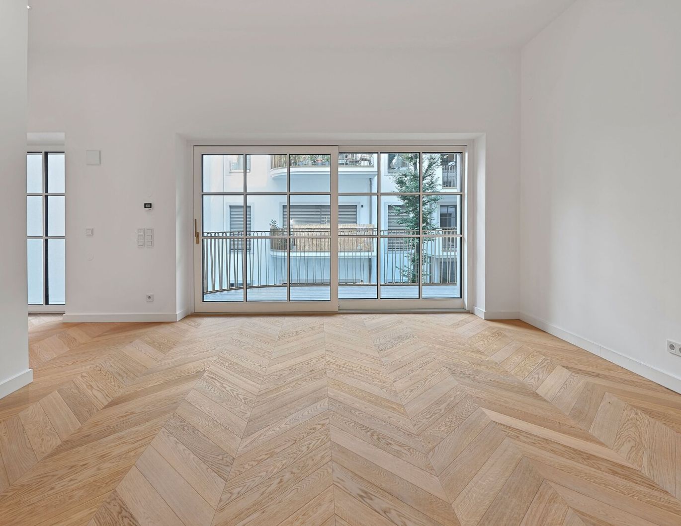 HOFLAGE mit BALKON! Luxus-Erstbezug mit 3,30 m Raumhöhe im 1. Obergeschoß