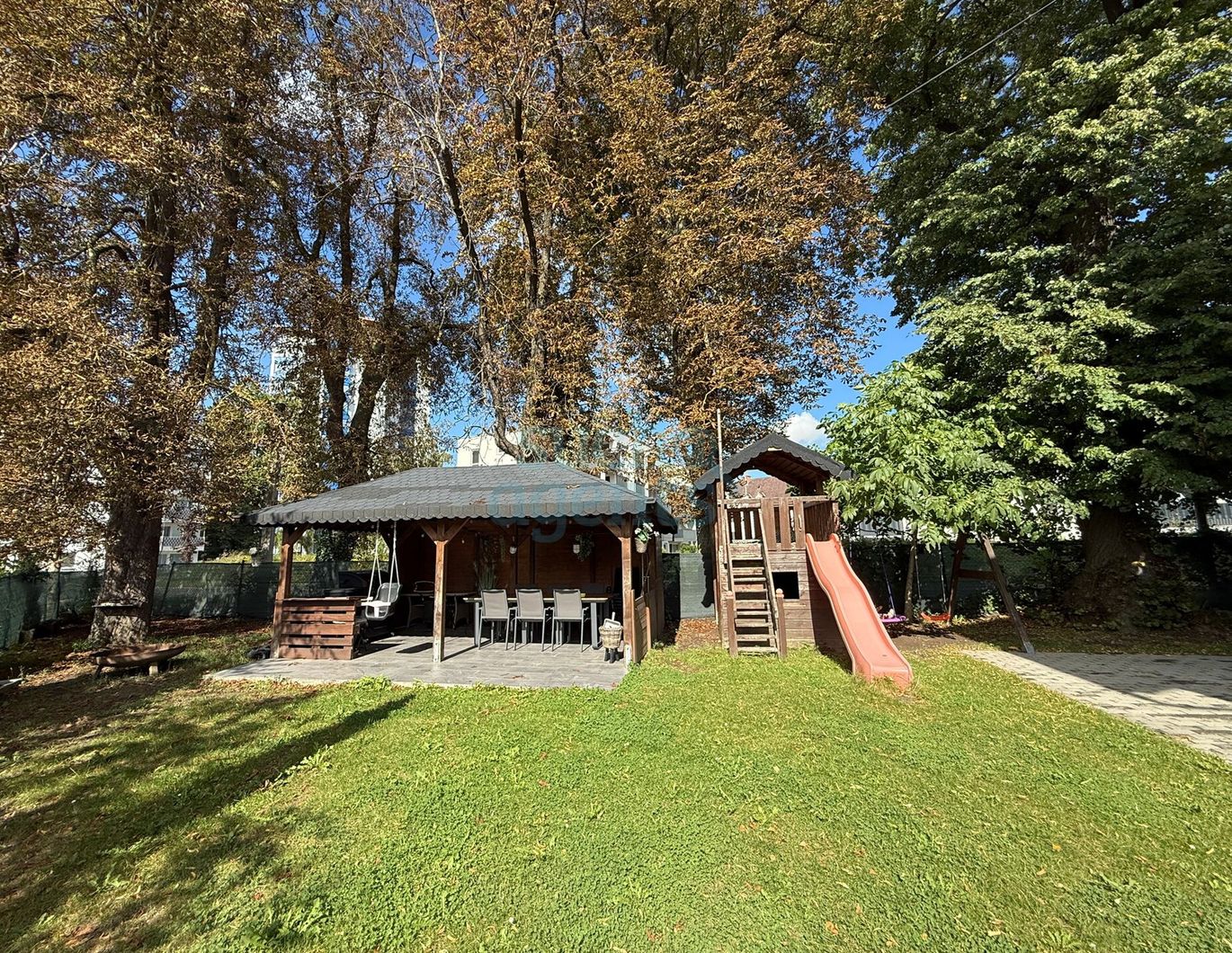 Renovierte Gartenwohnung mit 386 m² Eigengarten und zwei Stellplätzen - Nähe Haid-Center