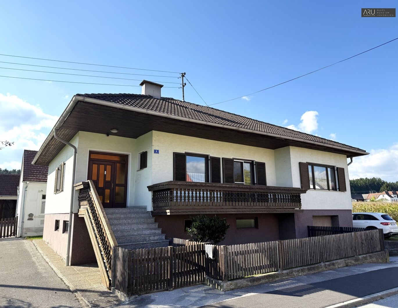 Einfamilienhaus mit großem Nebengebäude und Stadl