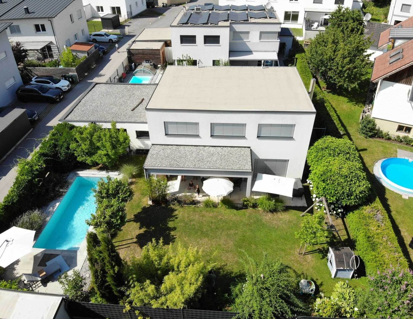 Wunderschöne modernes Wohnhaus mit Pool und Doppelcarport zu verkaufen