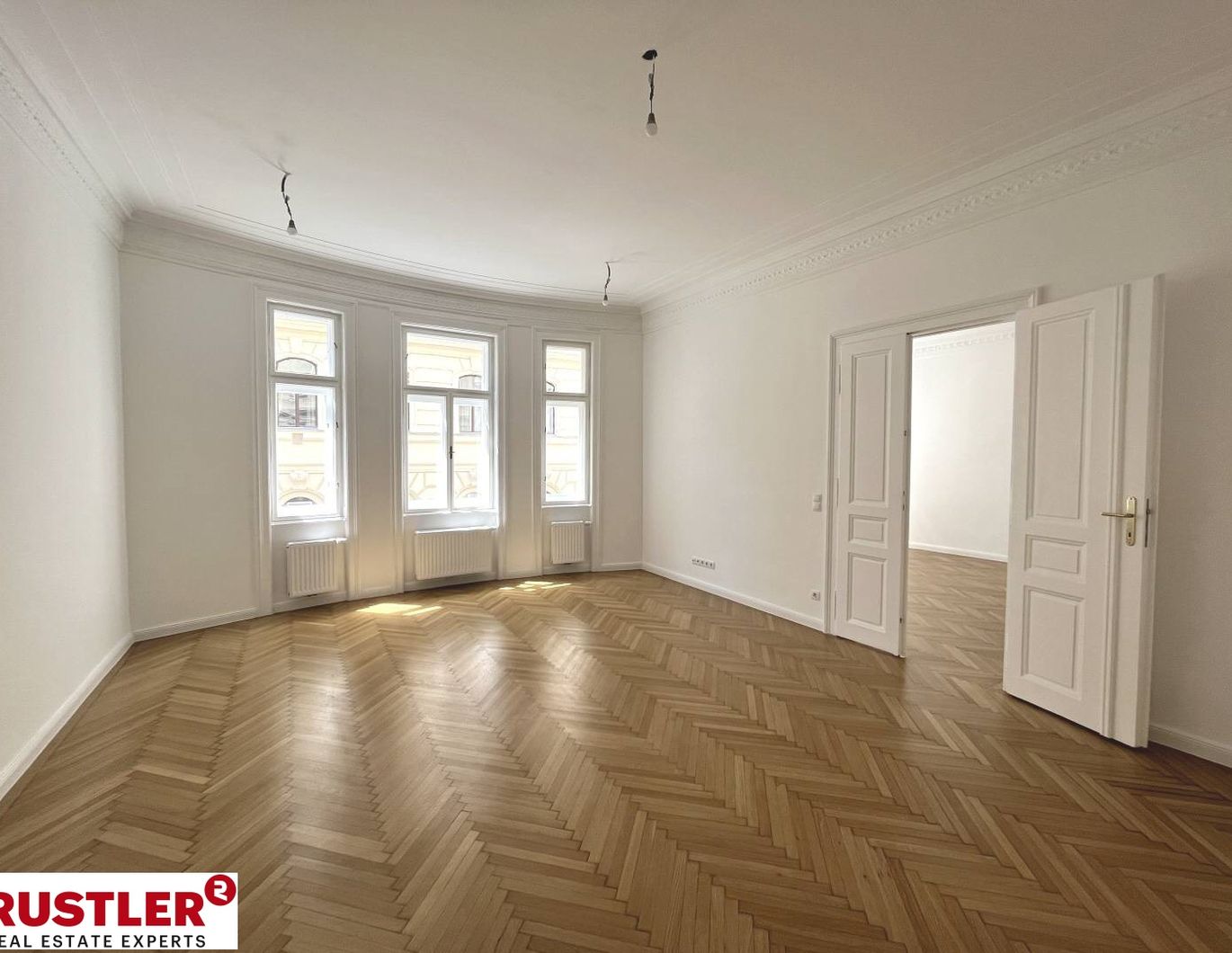 Sanierte Altbauwohnung bei der Mariahilfer Straße - 6 Zimmer + Balkon