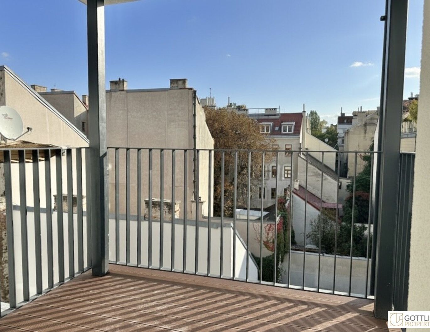 Erstbezug in U-Bahn-Nähe! Sonnige 3-Zimmer-Dachgeschoss-Wohnung mit Loggia und Balkon in Gründerzeithaus