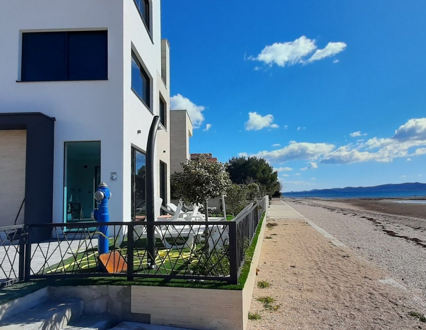 Luxus-Penthouse in 1. Reihe zum Meer mit Dachterrasse, Pool und Tiefgarage