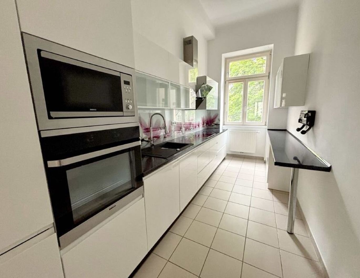 Nähe U3 Kardinal Nagel Platz - Westseitige, Zwei Zimmer Altbauwohnung