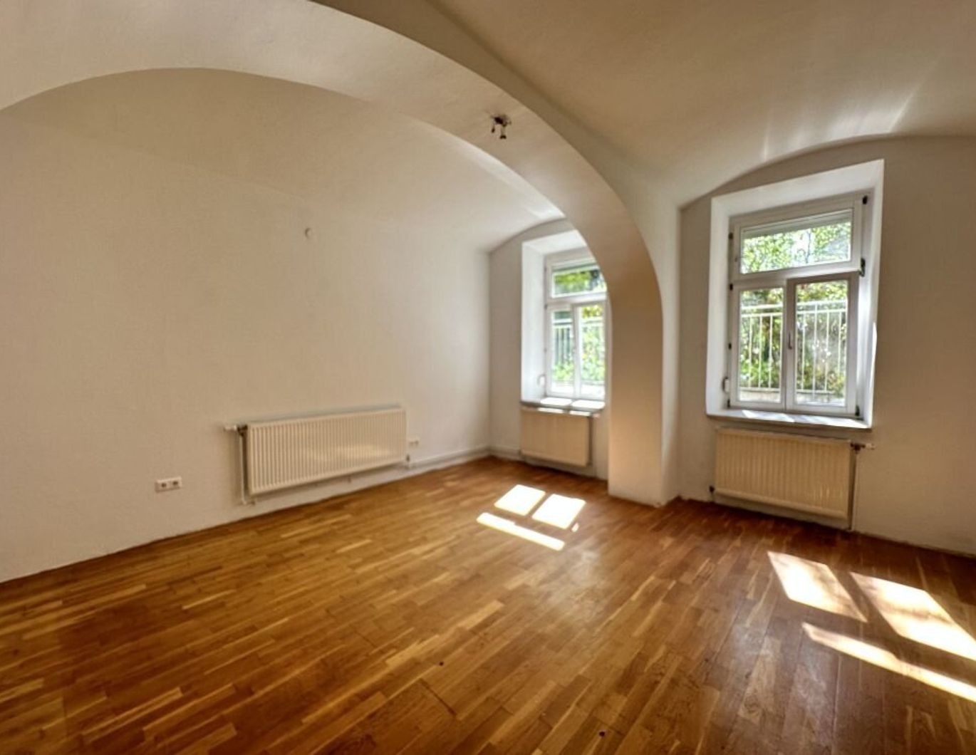 TOP Lage - 3-Zimmer-Altbauohnung mit separater Küche und 138 m² Eigengarten in bester Innenstadtlage - direkt bei der TU Graz