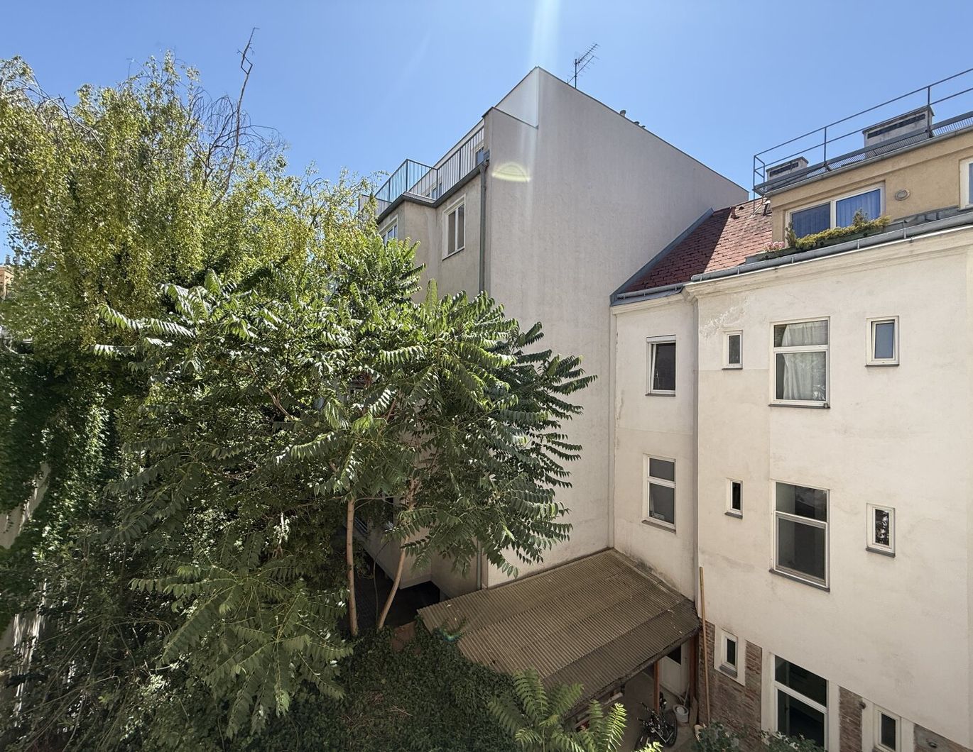 Erstbezug nach Kernsanierung I Fußbodenheizung I südseitiger Balkon I Luftwärmepumpe inkl. Kühlung I 3fach Verglasung mit Außenjalousien I Schlüsselfertig