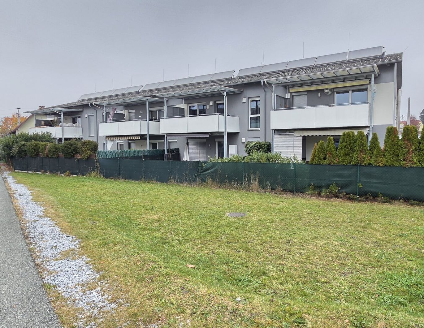 Sehr gepflegte Erdgeschoss- Wohnung mit Eigengarten und Carport