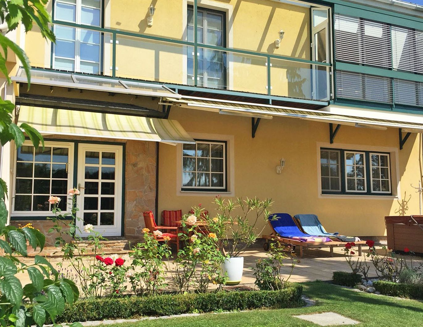 Ruhiger Familiensitz mit Fernblick, ebenem Garten und drei Garagen Nähe TULLN