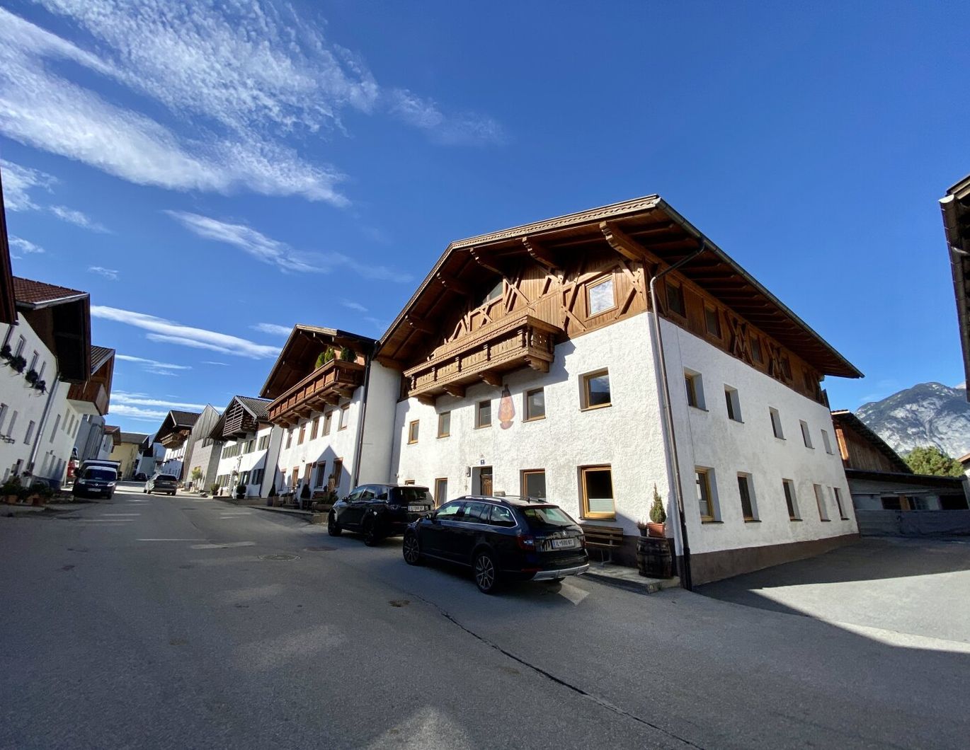 Rarität ! Mehrfamilienhaus/Bauernhaus mit zwei separaten Wohnungen, Garage und viel Platz im wunderschönen Götzens!
