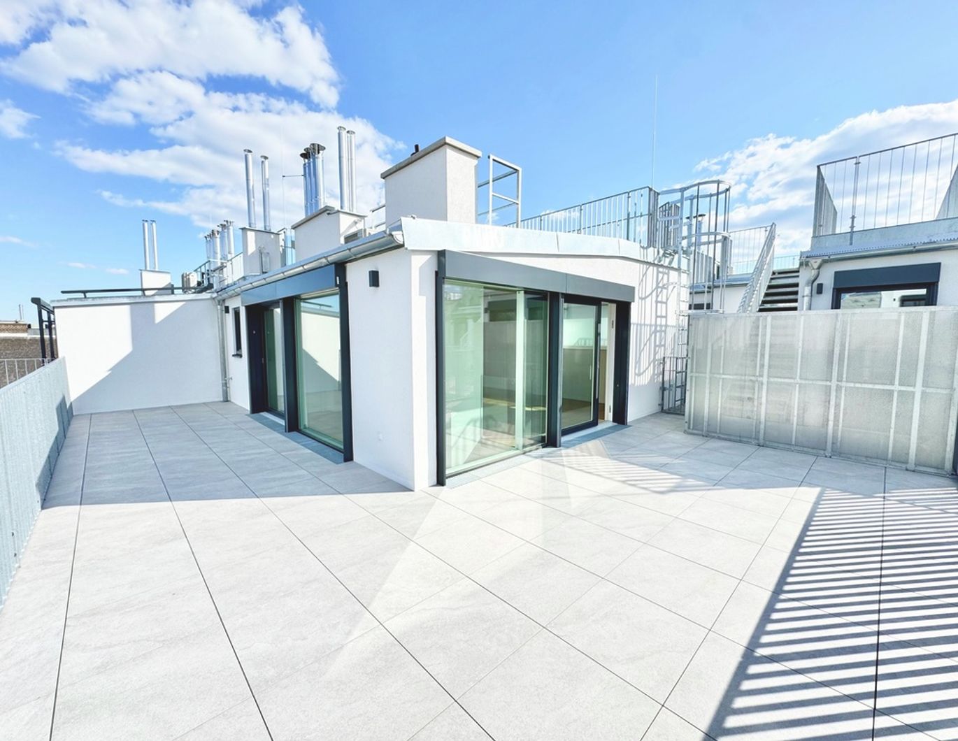 TOPLAGE NÄHE KUTSCHKERMARKT | EXKLUSIVE DACHGESCHOSSWOHNUNG MIT TERRASSE | KLIMAANLAGE | ERSTBEZUG