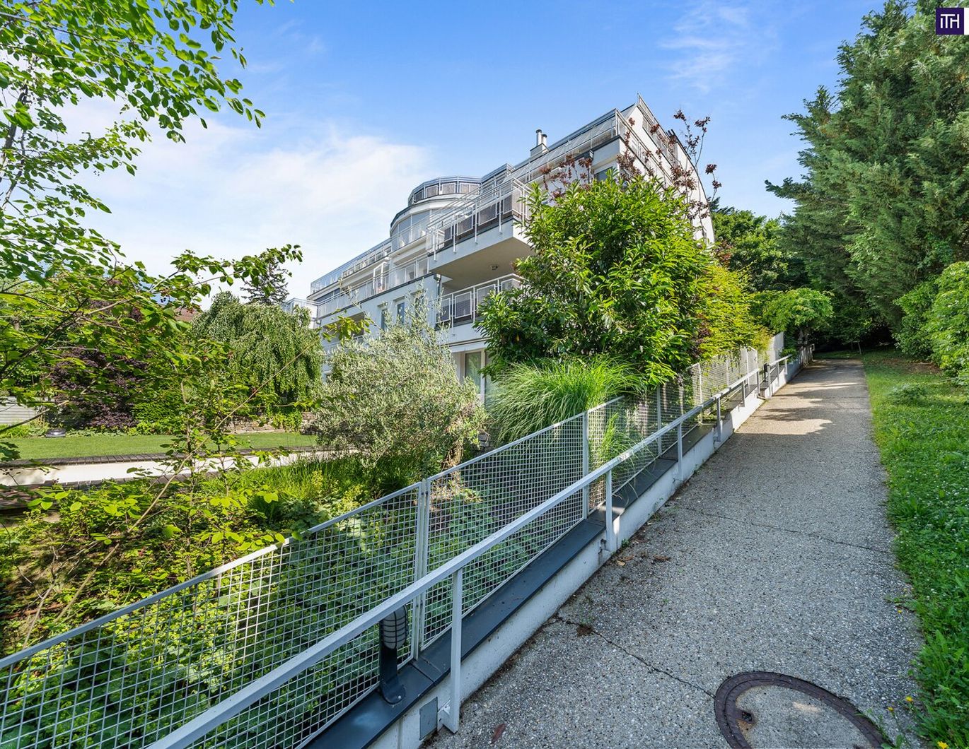 Wohntraum am Schafberg - Lichtdurchflutete Wohnung mit Loggia
