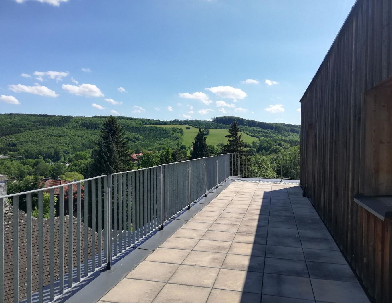 ANLAGEOBJEKT - VERMIETETE 3 ZIMMERWOHNUNG MIT AUSSICHTSTERRASSE