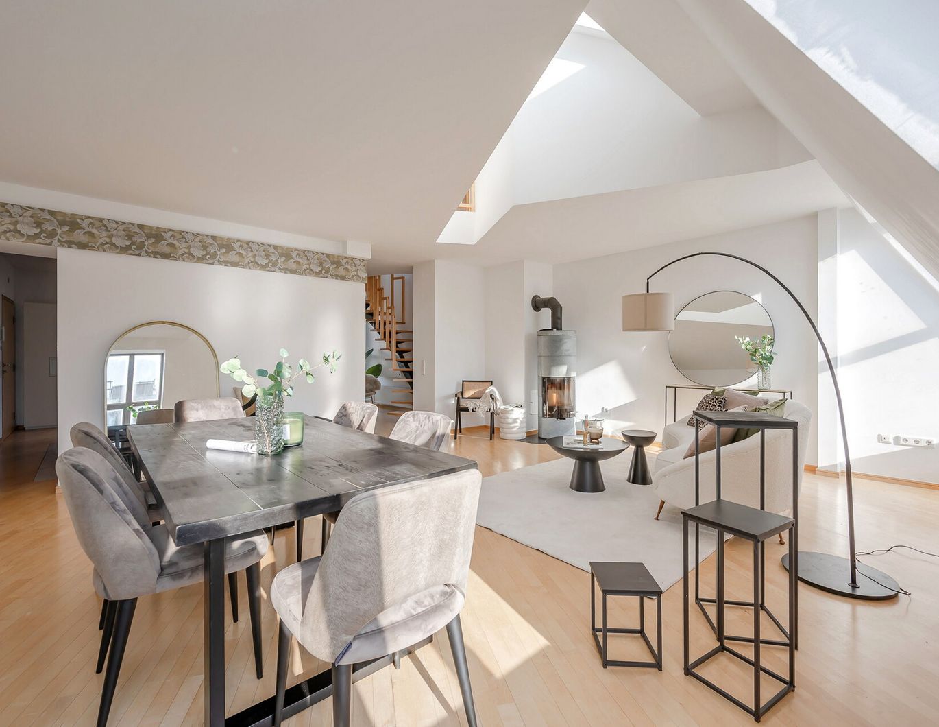 Maisonette-Dachgeschosswohnung mit zwei Terrassen und traumhaftem Fernblick!