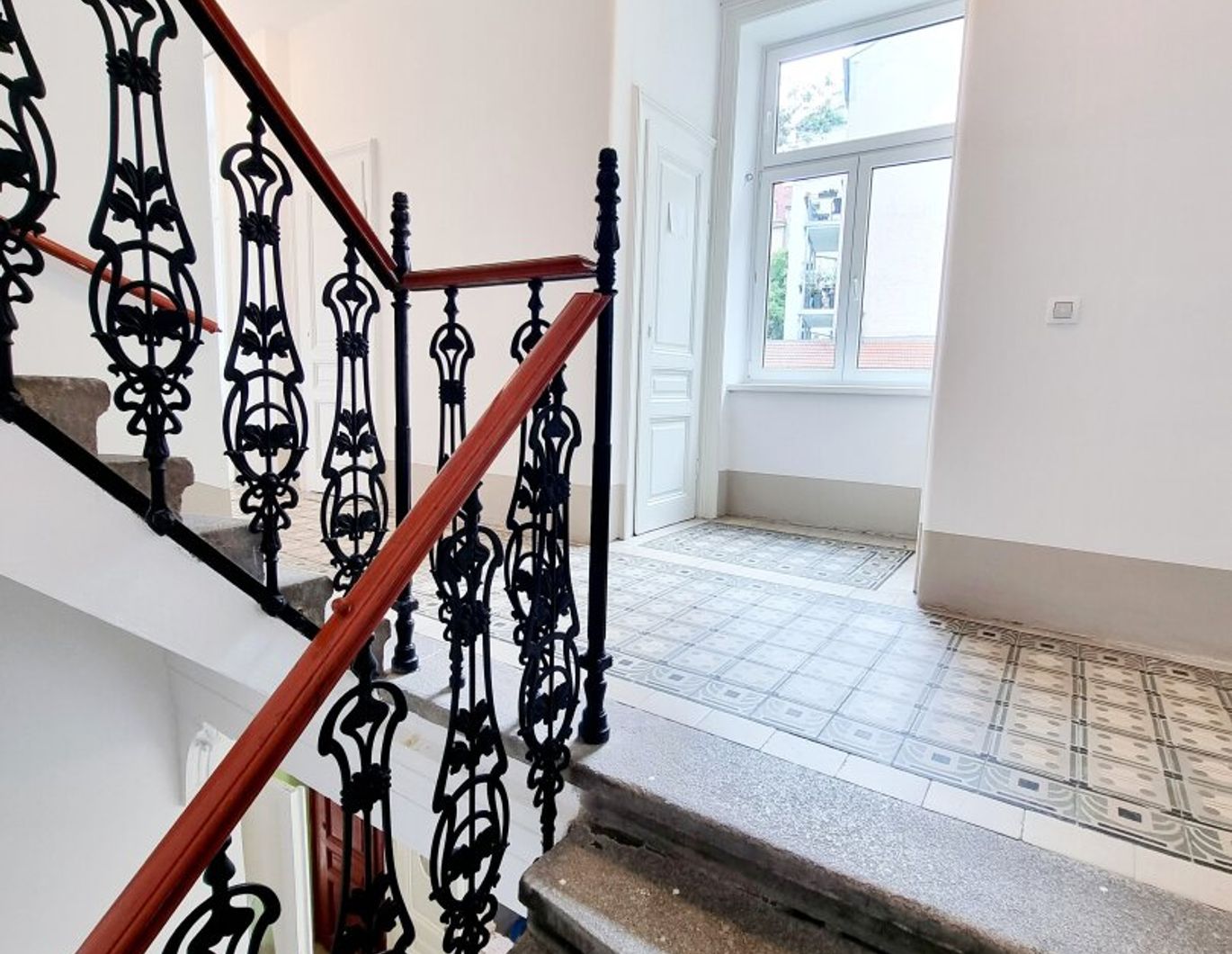 Der Charme von gestern. Der Komfort von heute! Ideale 2 Zimmer Altbauwohnung! U-Bahn ums Eck + Traumhaft renoviertes Altbauhaus + TOP Altbauwohnung + Optimalste Infrastruktur und Anbindung! Worauf warten Sie noch?