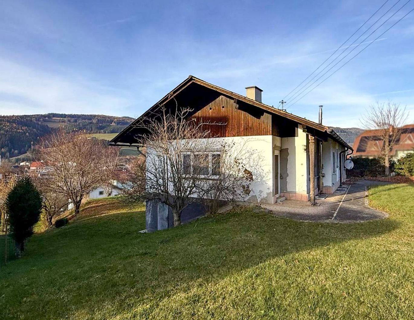 Wohnen mit Weitblick: Gepflegtes Einfamilienhaus mit großem Grundstück und flexiblem Grundriss