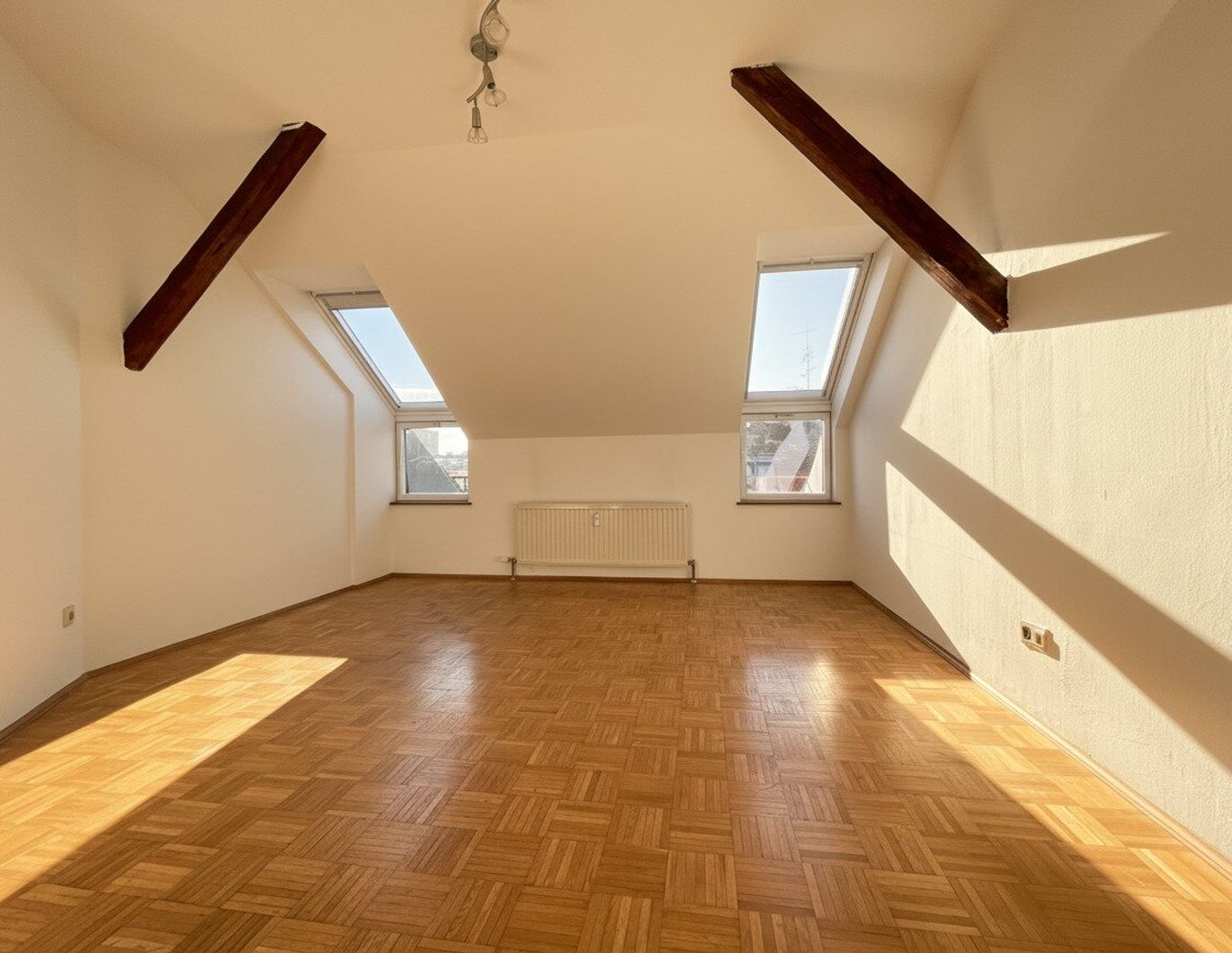 Sehr helle Dachgeschosswohnung in zentraler Lage - perfekt auch als 2er-WG geeignet