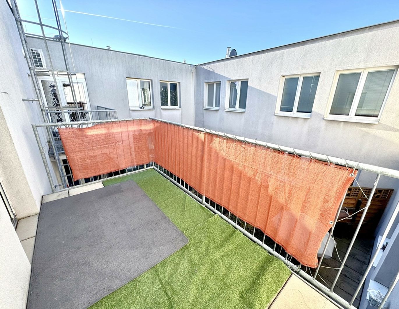 BALKONTRAUM | TOPLAGE NÄHE DONAUZENTRUM | HELLE SINGLE-WOHNUNG | U-BAHN-NÄHE