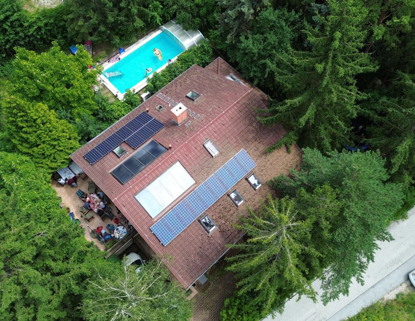 Großzügiges Einfamilienhaus mit Pool, Wintergarten und Doppelgarage!