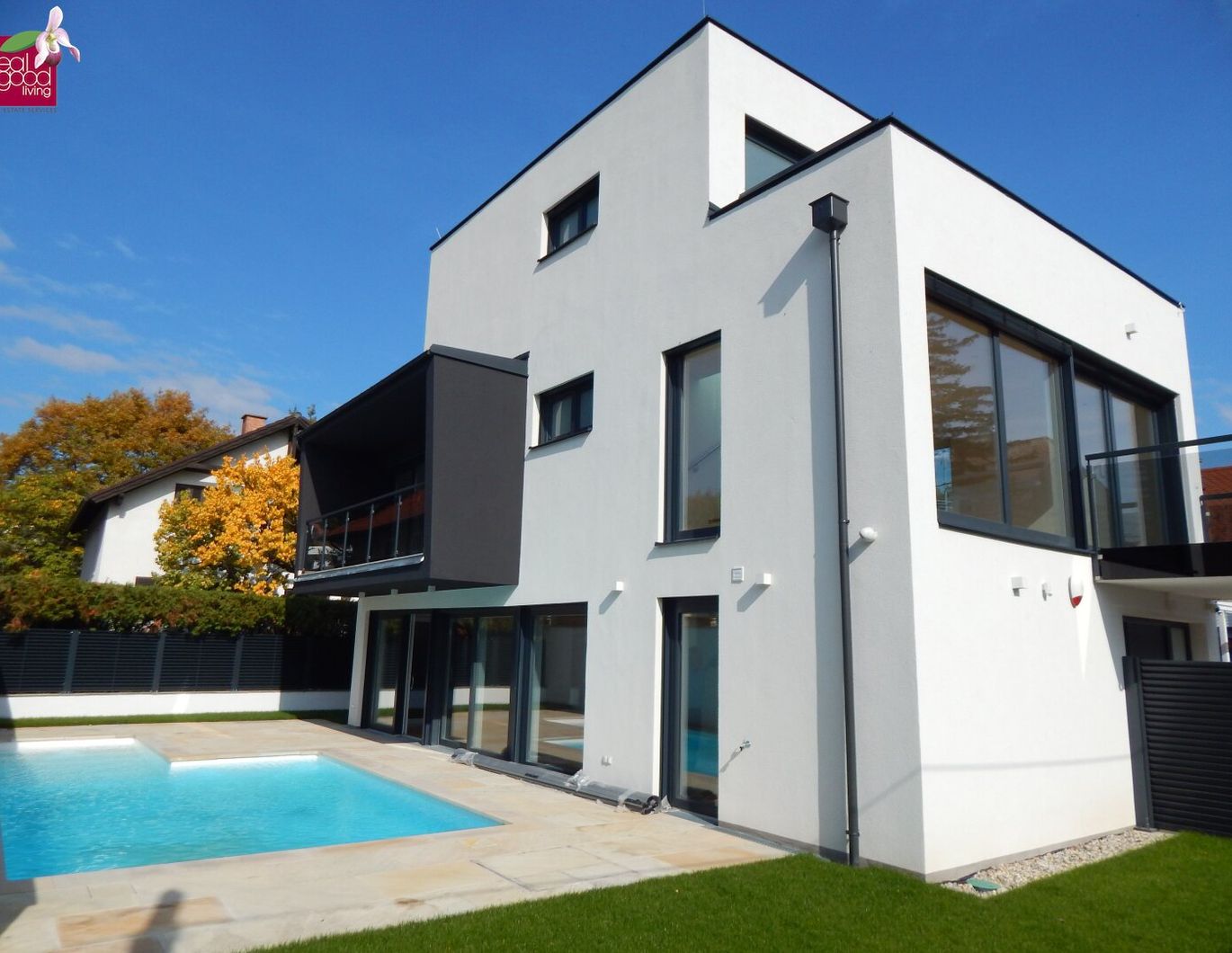Villa mit Pool, voll unterkellert - mit Top-Ausstattung