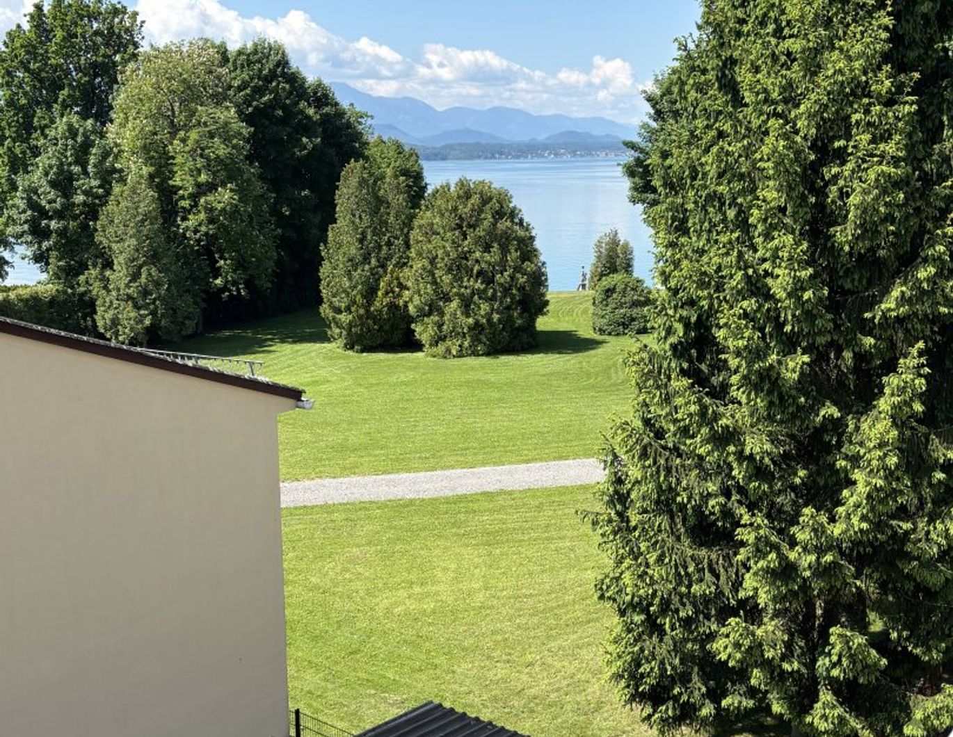 Traumwohnung mit Seeblick und eigenem Badestrand mitten in Pörtschach