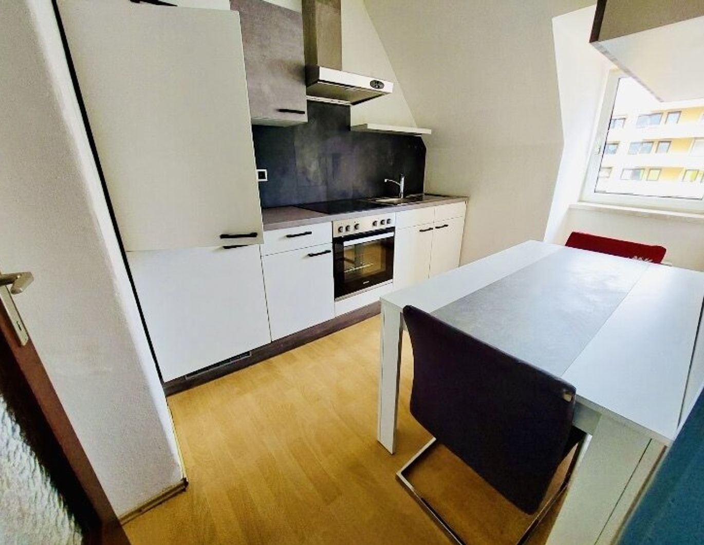 Teilmöblierte Dachgeschosswohnung in Zeltweg: 2 Zimmer, Einbauküche