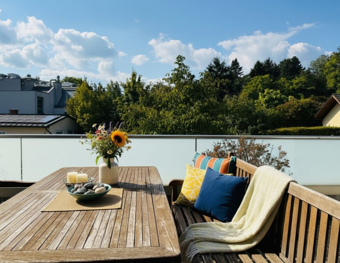Geräumige 4 Zimmer DG-Wohnung ohne Schrägen, inkl. Terrasse und Garagenplatz