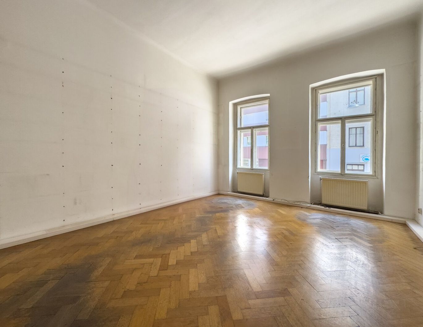 ALTBAUWOHNUNG MIT VIEL POTENTIAL BEIM AUGARTEN