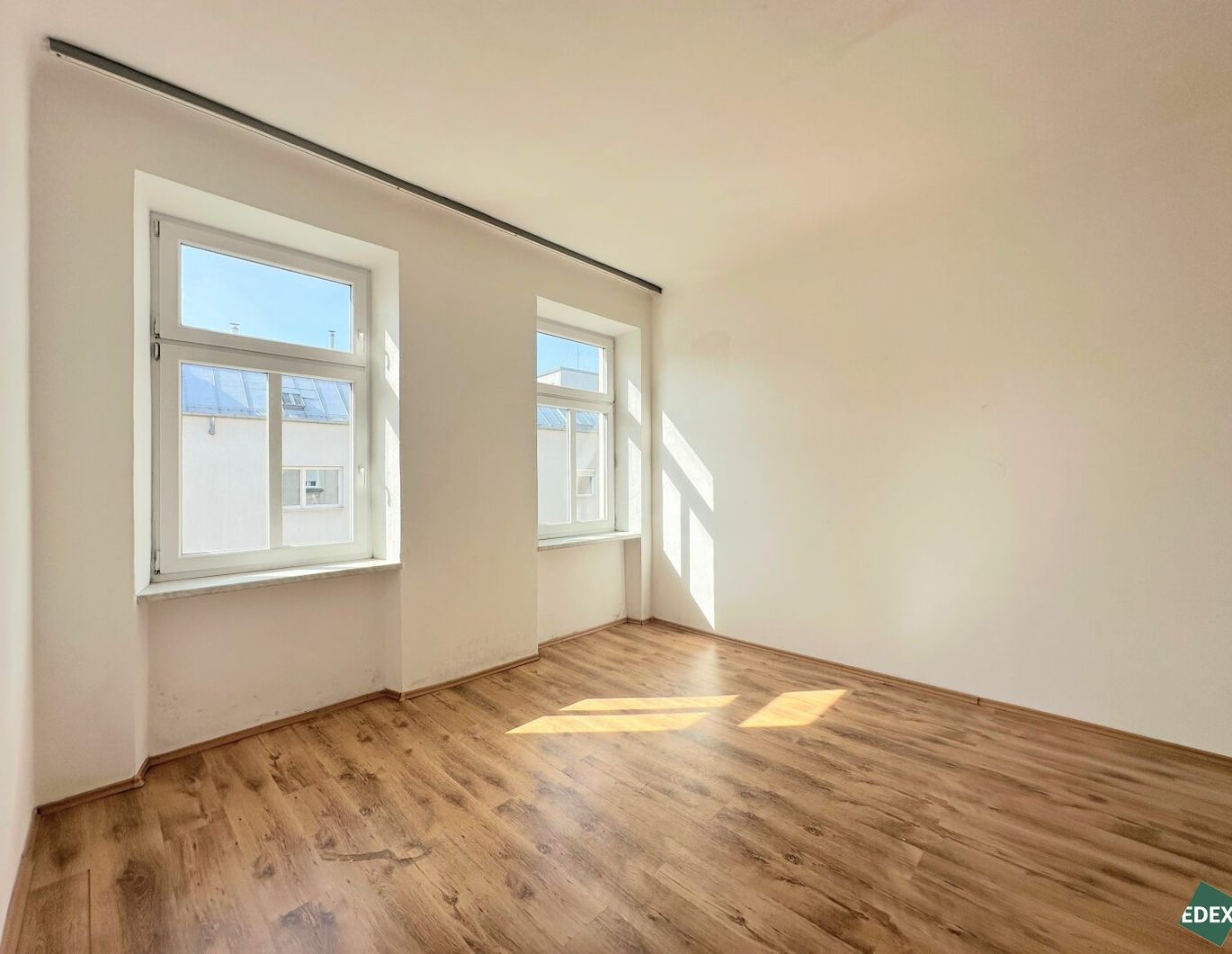 Sanierungsbedürftige 3-Zimmer Altbau-Wohnung mit Potenzial direkt bei der U-Bahn