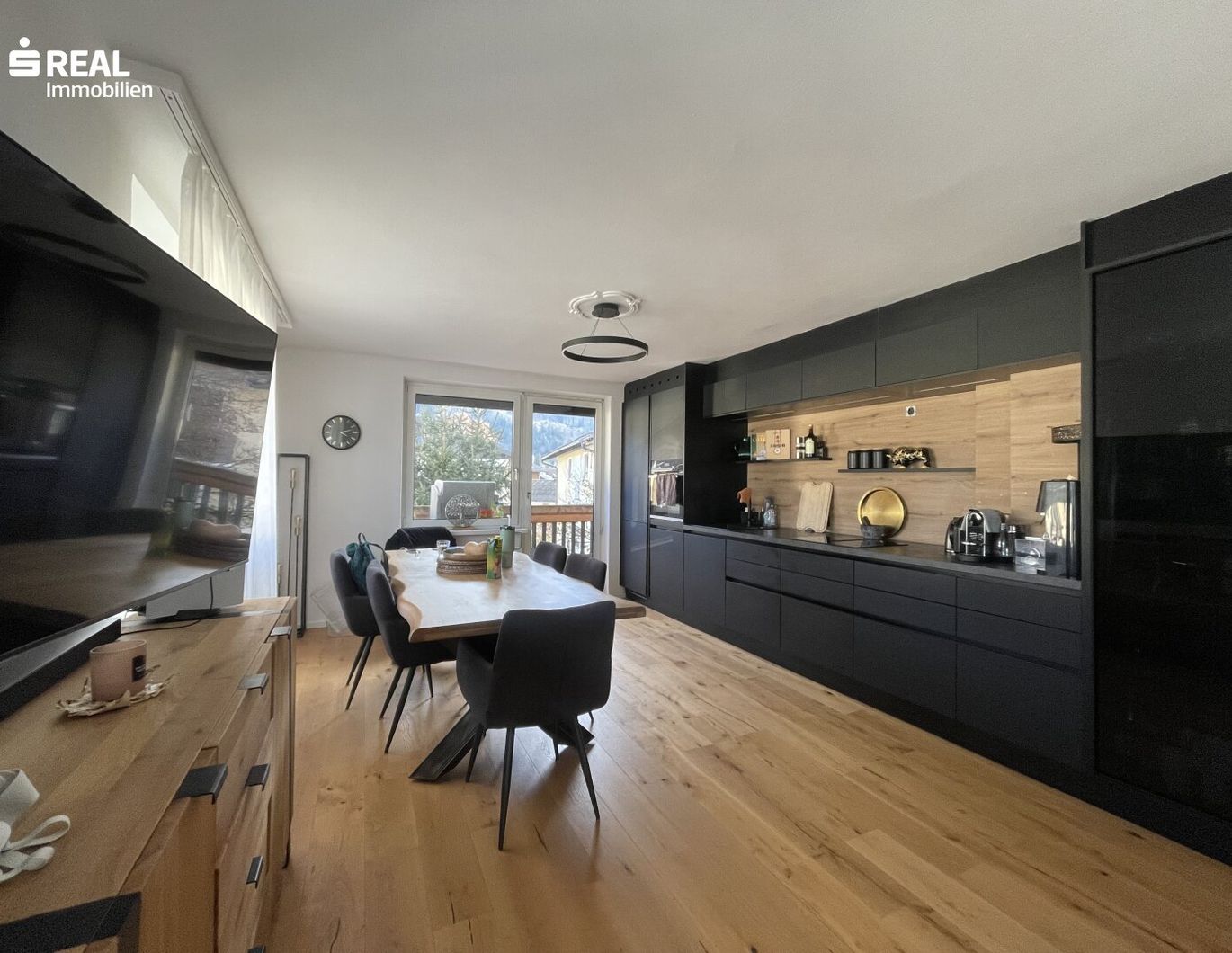 Helle 3-Zimmer-Wohnung mit hochwertiger Einbauküche und Balkon