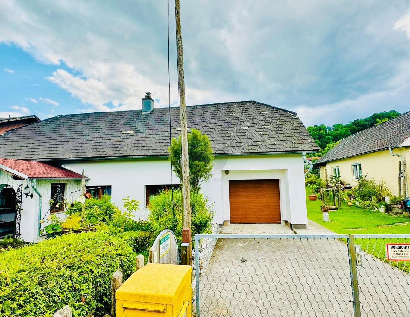 Zwei schöne Bungalows mit großem Garten