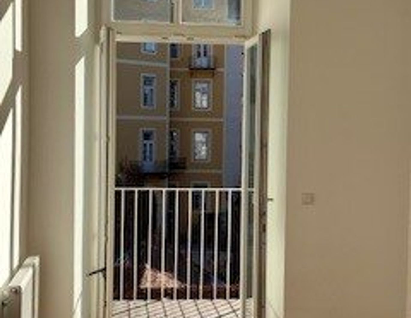 Sehr schöne, moderne 2-Zimmer-Wohnung saniert, gute Ausstattung mit Klimaanlage, Schlafzimmer in den Innenhof mit Balkon, Wohnzimmer und Küche in Graz-super zentral-UNIHÄHE